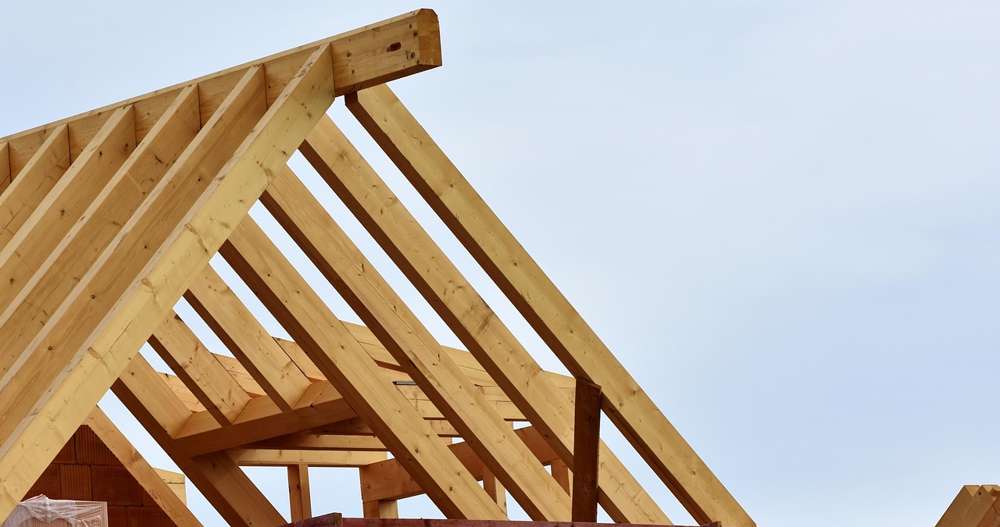 Cerchas de madera nueva durante la construcción de una cubierta, antes de colocar el cerramiento